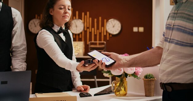 Jak nowoczesne technologie wpływają na bezpieczeństwo i komfort gości hotelowych?